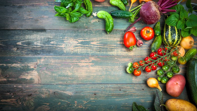 Овощи на деревянном столе