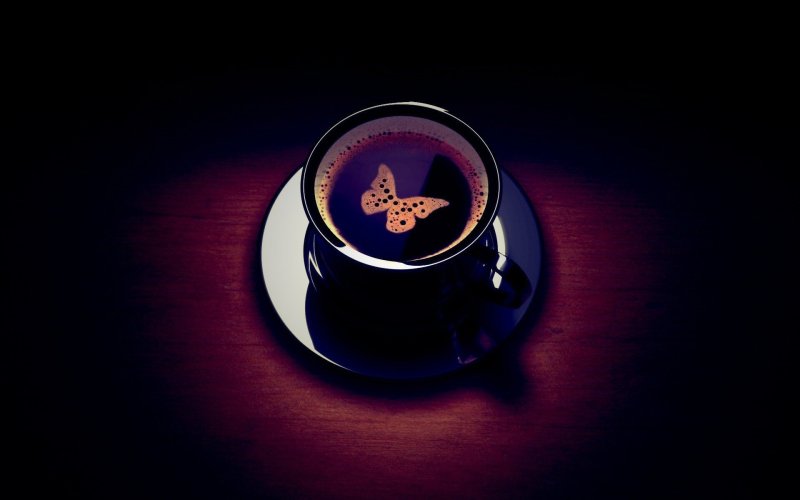 Кофе на темном фоне
