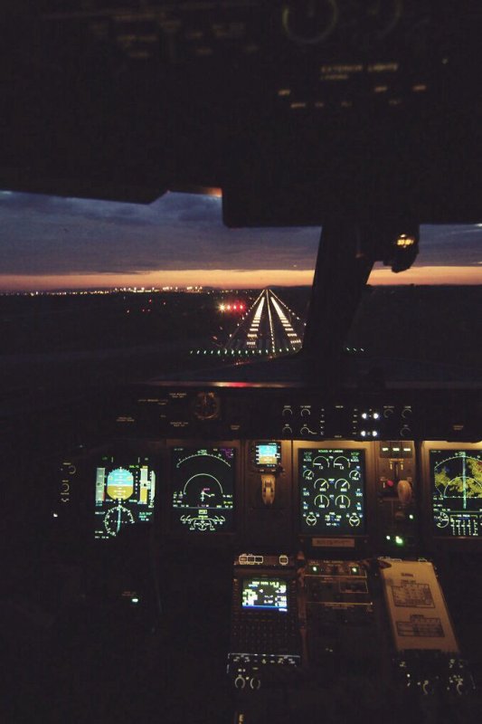 Кабина Боинг 737-800 ночью
