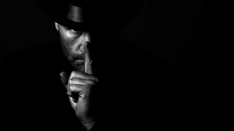 Мужчина на темном фоне