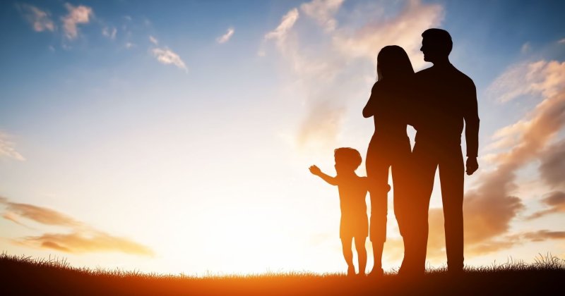 Семья на фоне заката