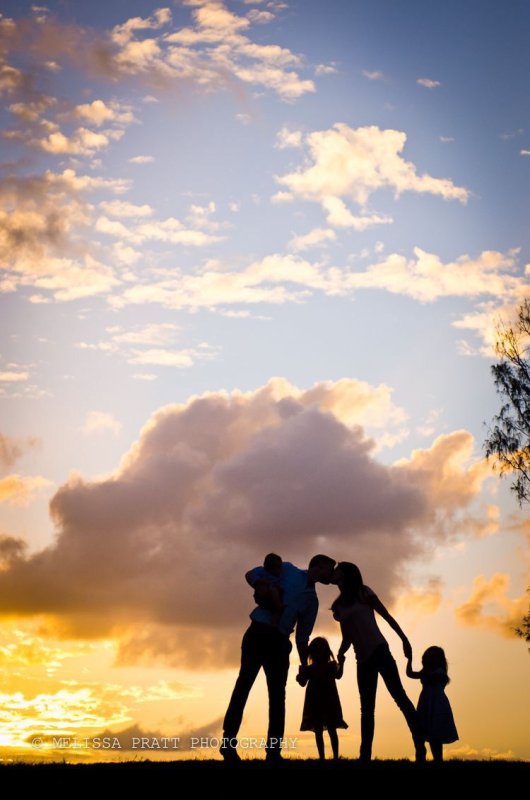 Счастливая семьяна закаате