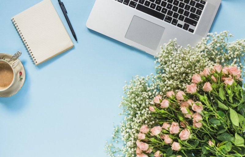 Стол с цветами вид сверху