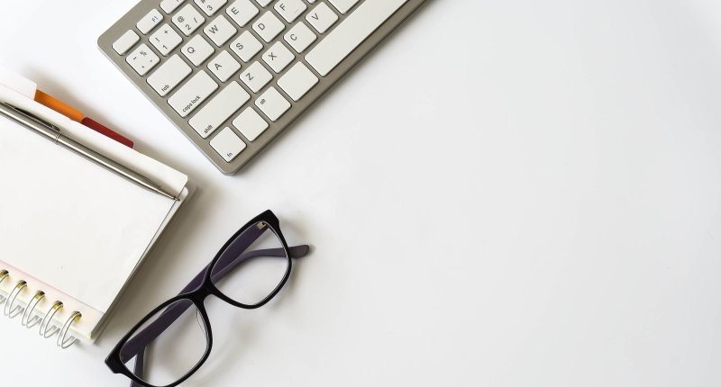 Белый блокнот на столе