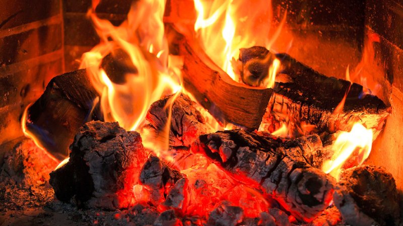 Красивый огонь в камине