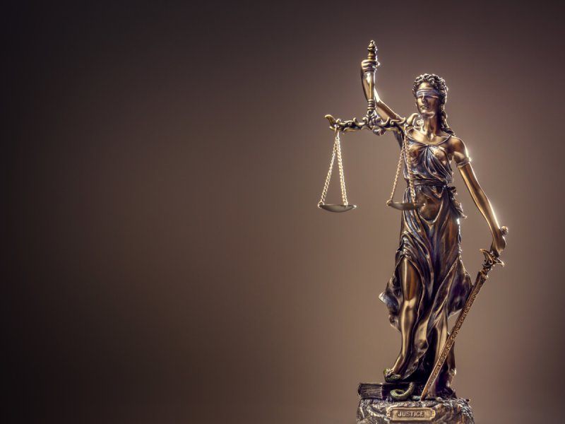 Богиня Фемида статуя