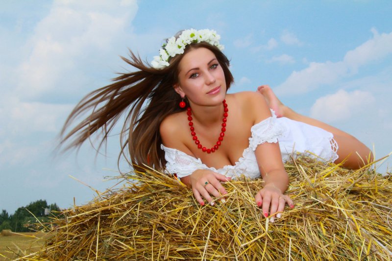 Девушка на сене