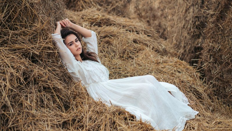 Девушка в поле