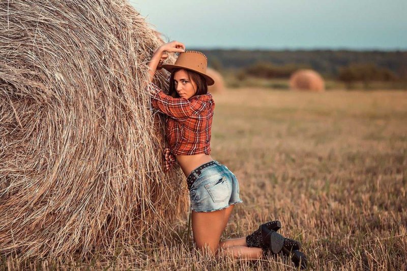 Фотосессия на сене в поле