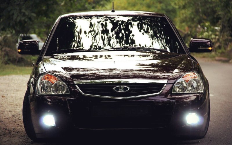 Черная Лада Приора седан