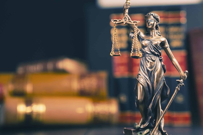 Богиня Фемида статуя