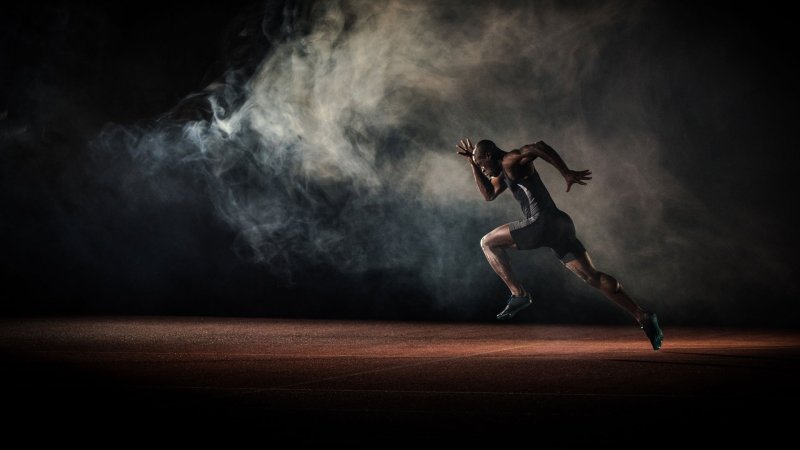 Спортсмен бежит