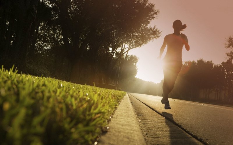 Девушка бежит