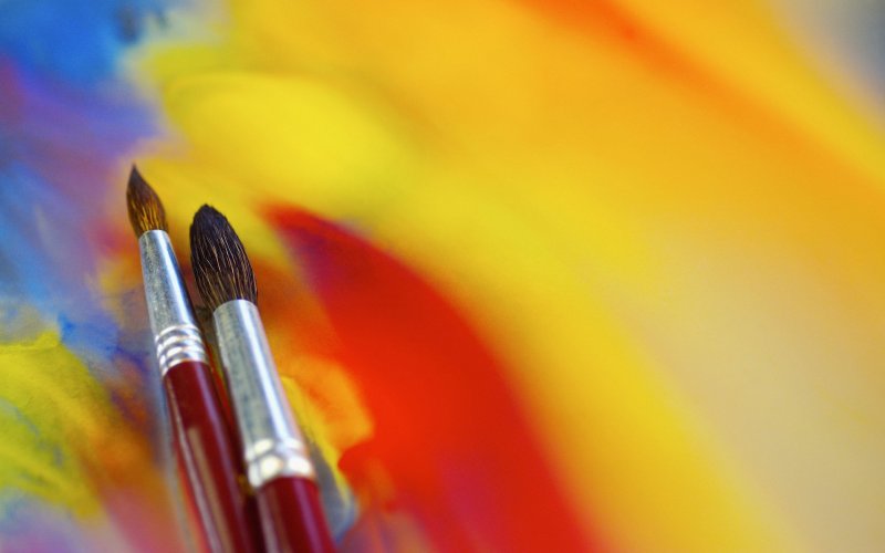 Фон с красками и кисточками