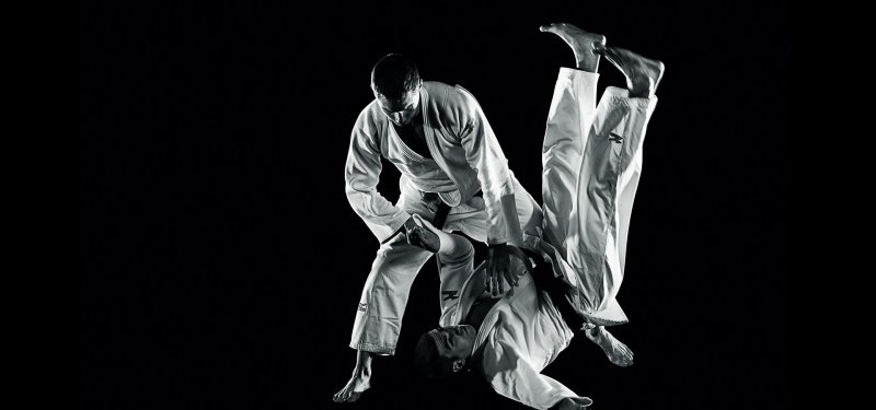 Каратэ на черном фоне