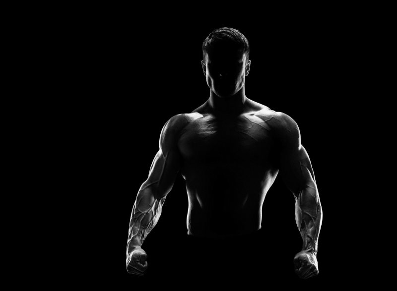 Бодибилдер на черном фоне