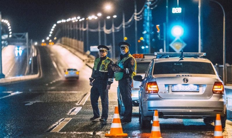 Инспектор ГИБДД на дороге