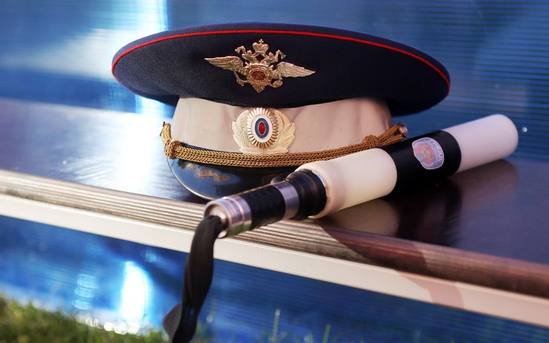 Фуражка и жезл