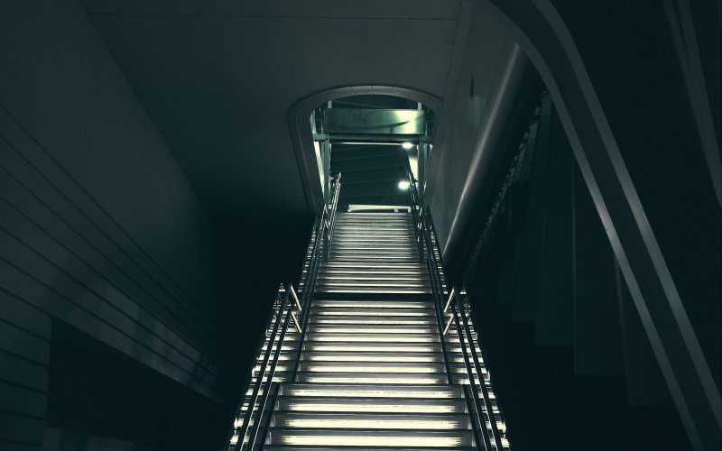 Длинная лестница вниз