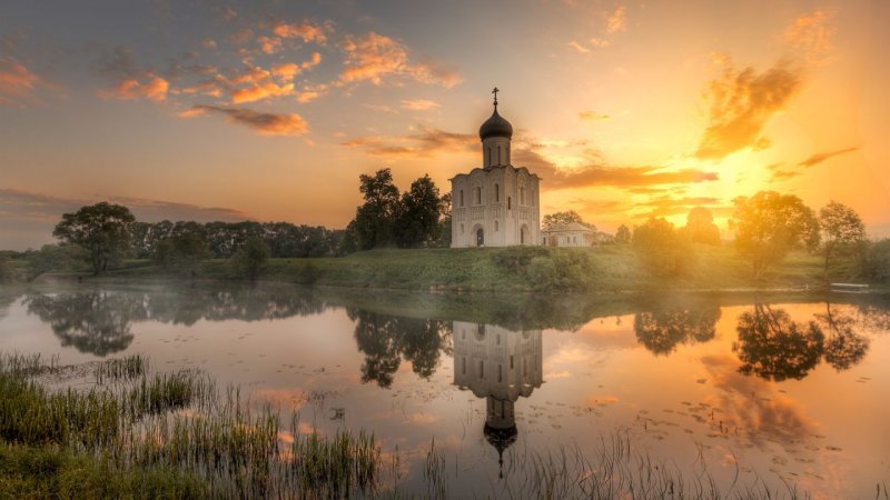 Храм Покрова на Нерли туман