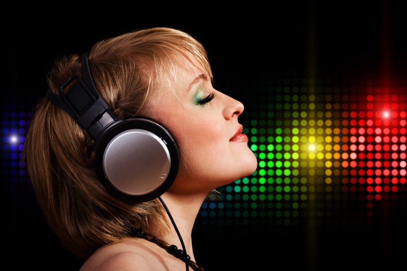 Девушка в наушниках