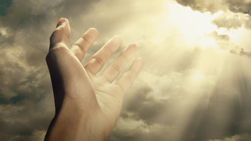 Рука тянется к небу