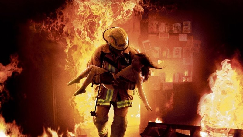 Пожарный на фоне огня