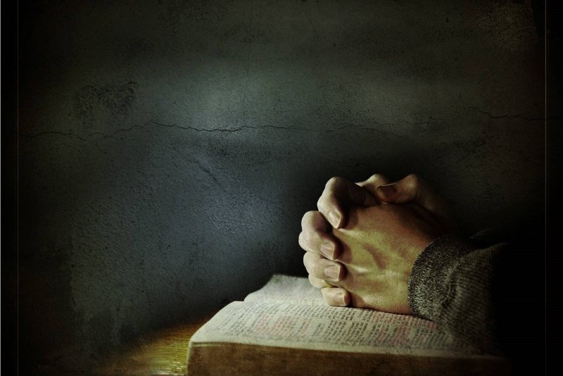 Человек молится