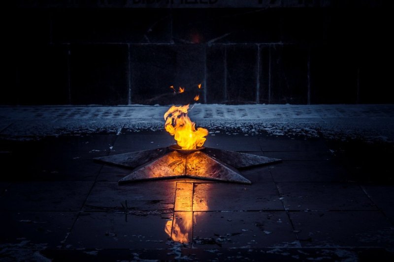 Вечный огонь ночью