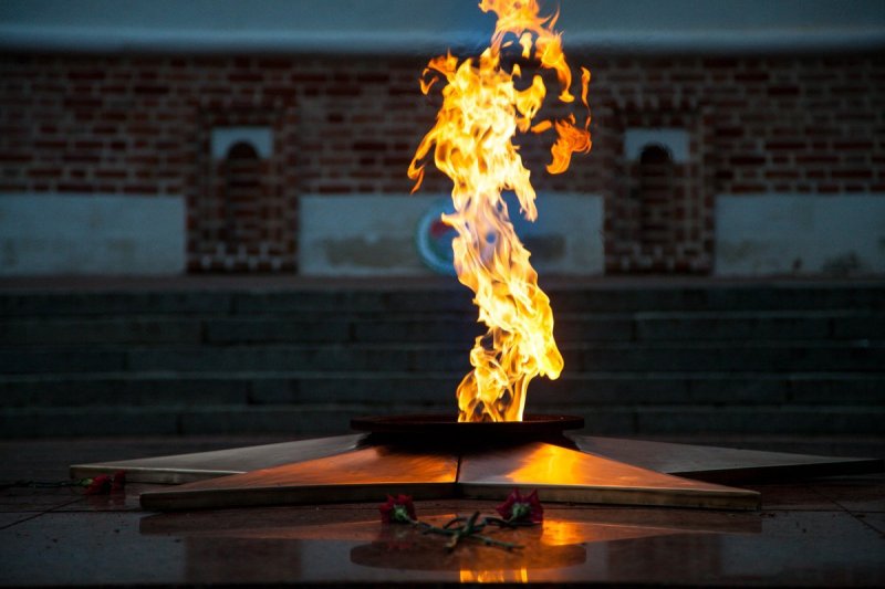 Горящий вечный огонь