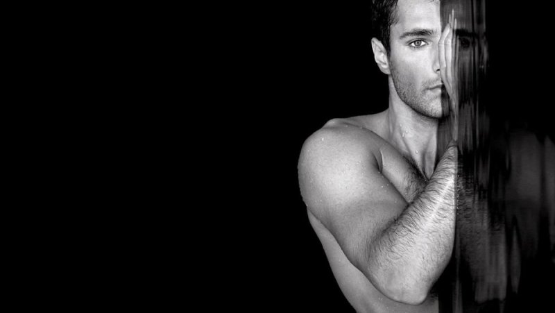 Мужчина на черном фоне