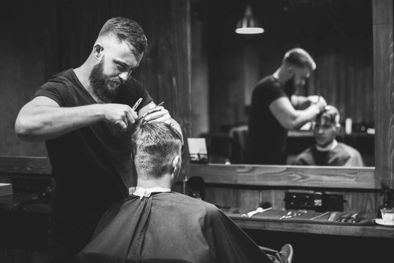 Стрижка в парикмахерской и в барбершопе