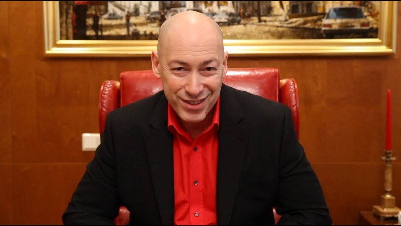 Дмитрий Гордон улыбается