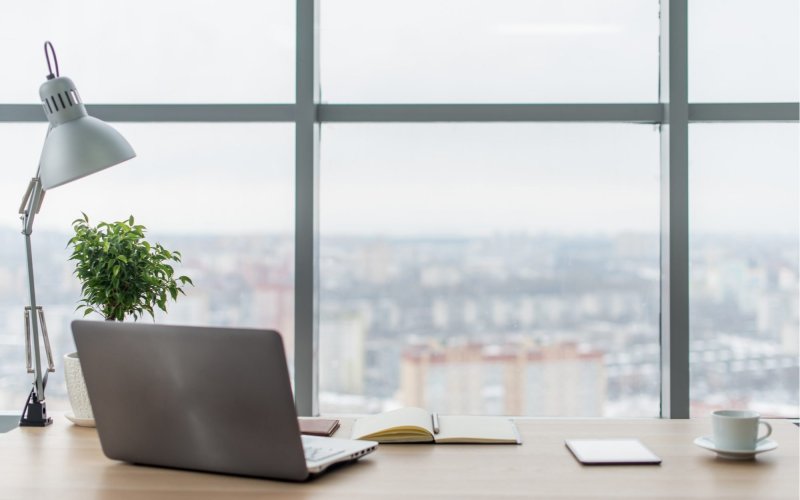 Окно в офисе