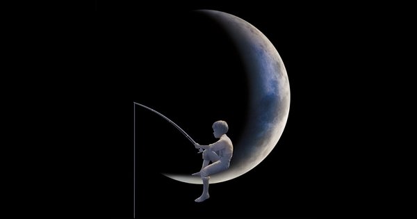 Мальчик сидит на Луне с удочкой