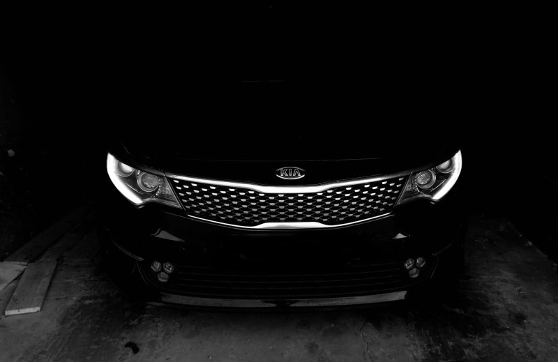 Киа Оптима черно белая