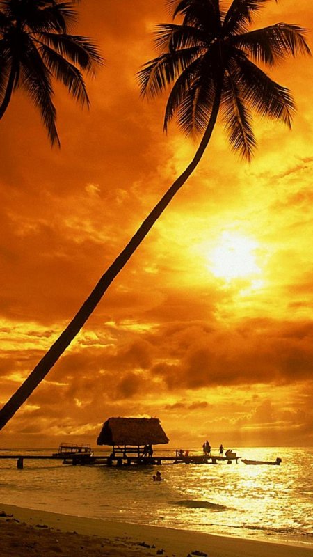 Красивый закат на острове