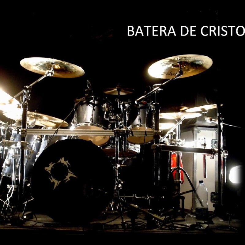 Барабаны на сцене