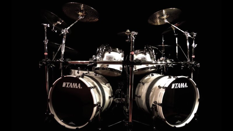 Барабаны на черном фоне