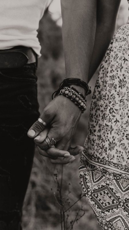 Влюбленные за руки