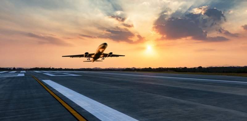 Самолет взлетает