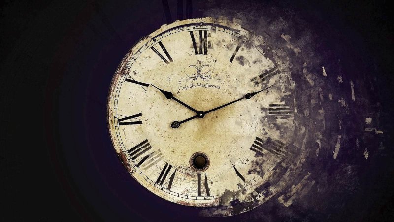 Часы на темном фоне