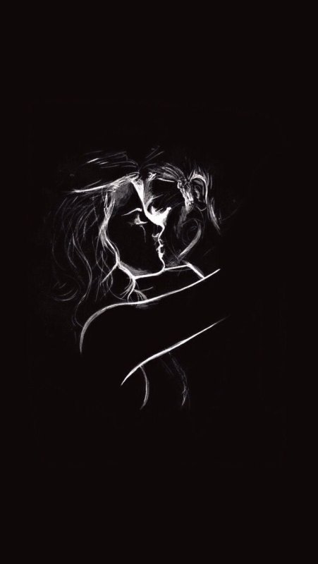 Силуэты влюбленных на черном фоне