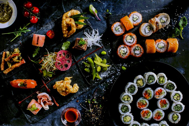 Роллы на черном фоне