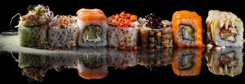 Роллы на черном фоне