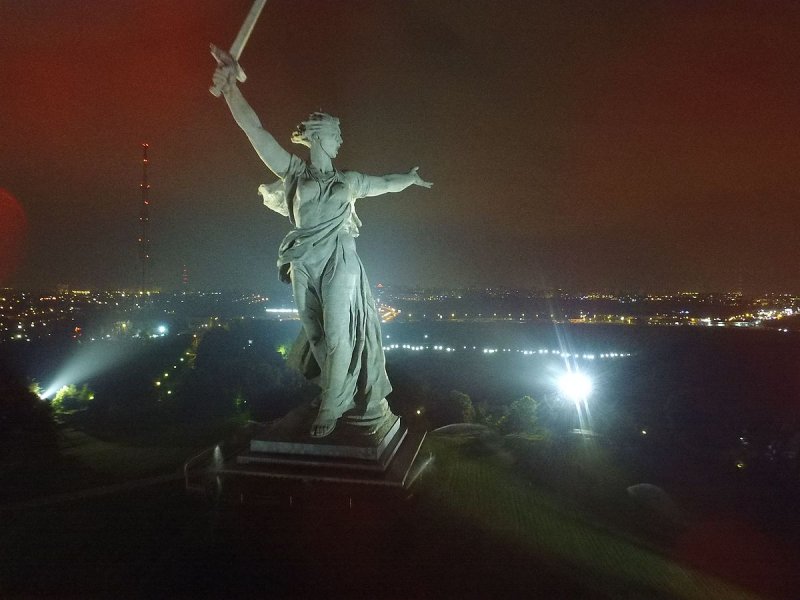 Родина-мать Волгоград вечером