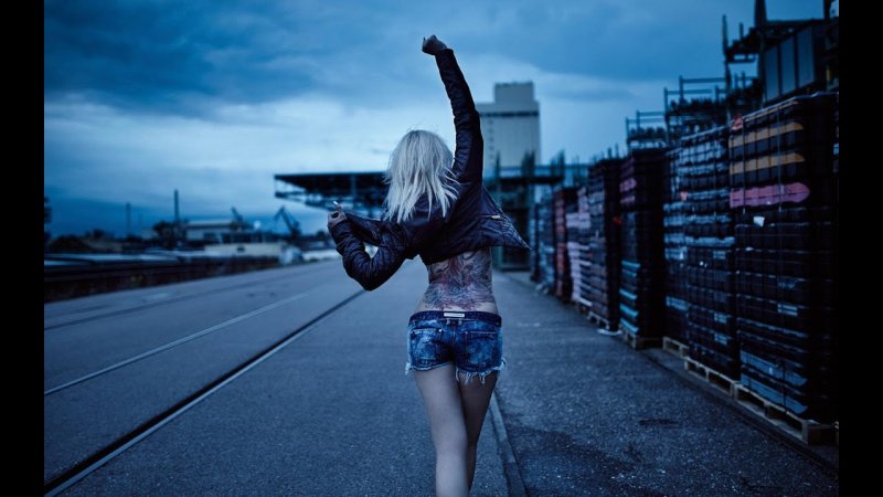 Девушка со спины