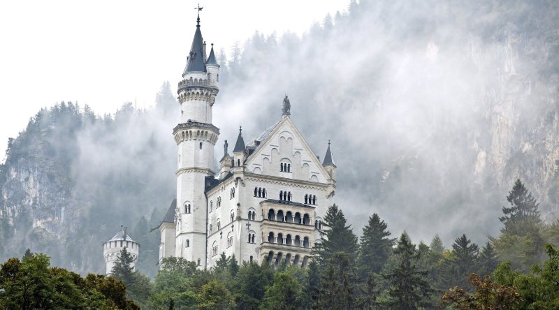 Замок Нойшванштайн («новый Лебединый Утес») в Германии;