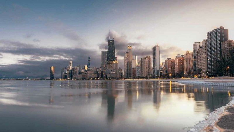 Мегаполис на фоне гор