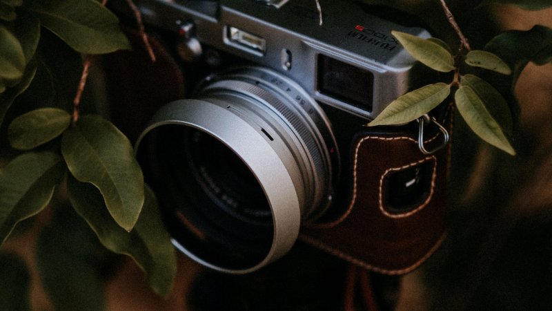 Фотоаппарат на сером фоне